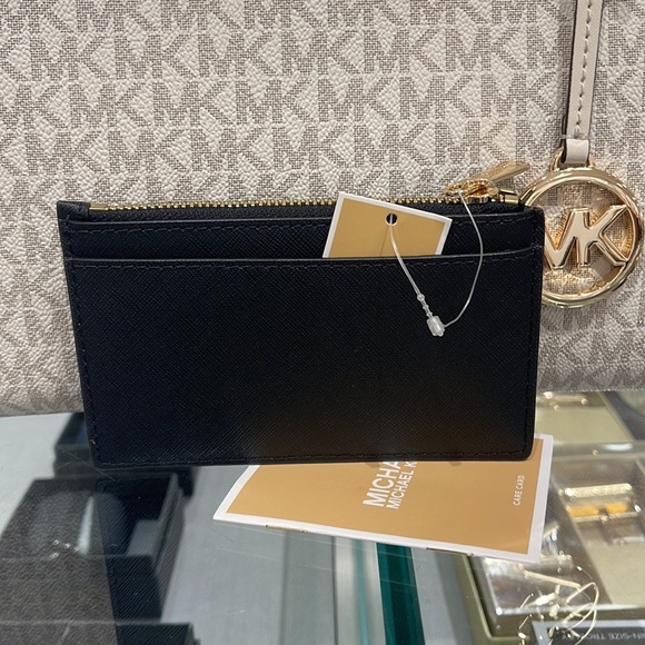 MICHAEL KORS
Jet Set Travel Medium Top Zip Leather Card Case Wallet
Black
NWT - Picture 13 of 16